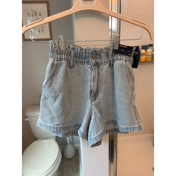 Hollister Pants - Hollister Mom Shorts XS NWT Ultra High Rise Light Wash Denim 3" Inseam
